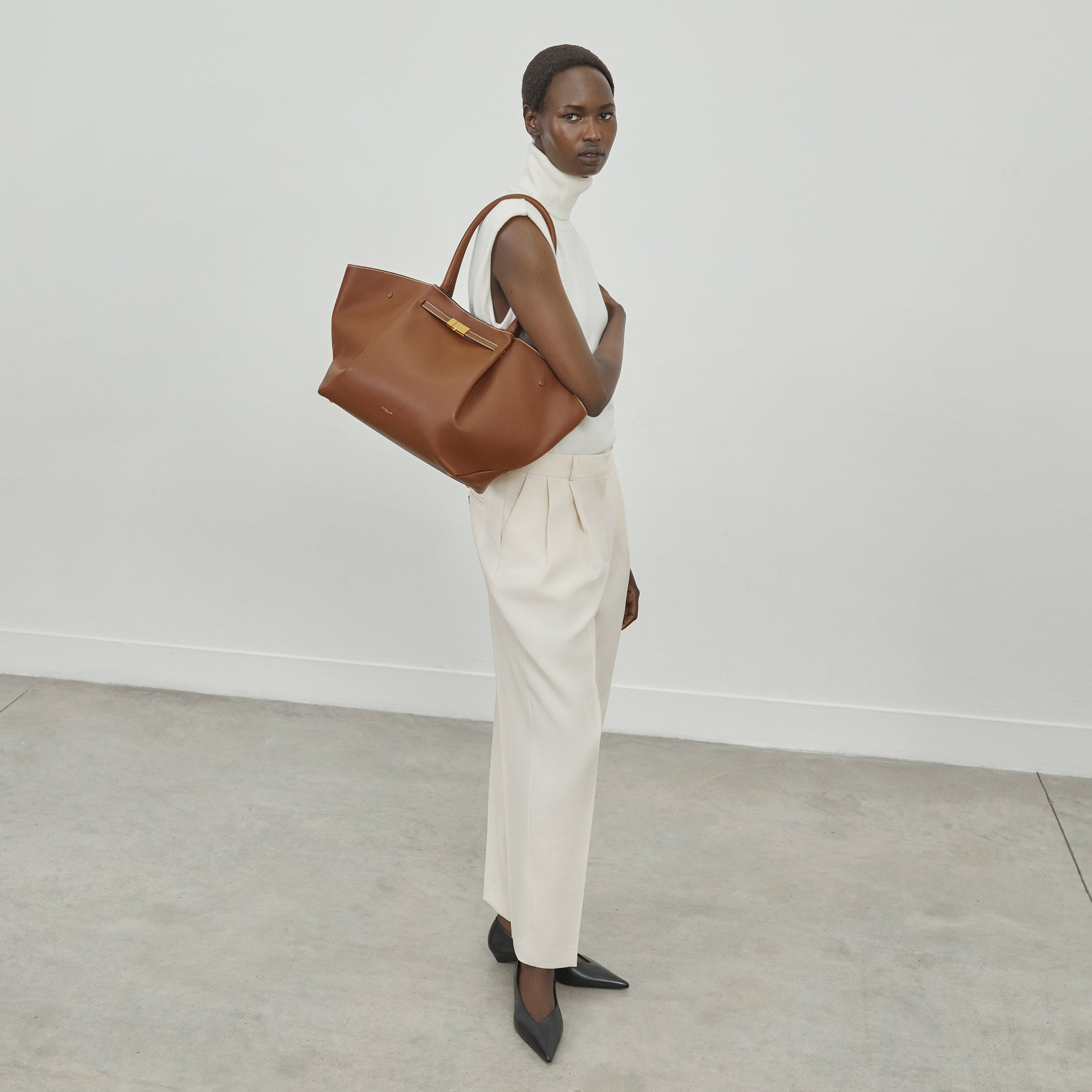 The New York - tan small grain ecru stitching