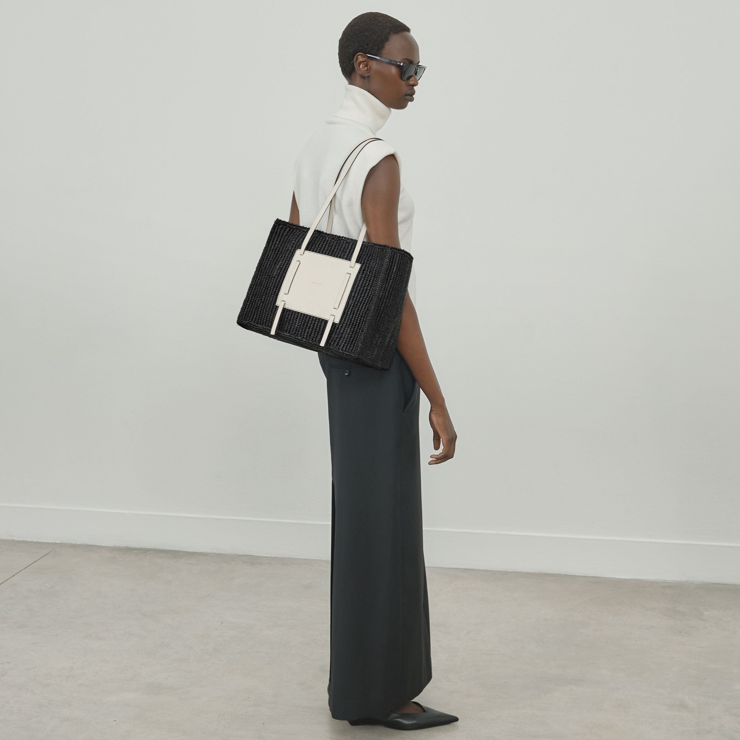 The Capri - salt & pepper canvas black smooth