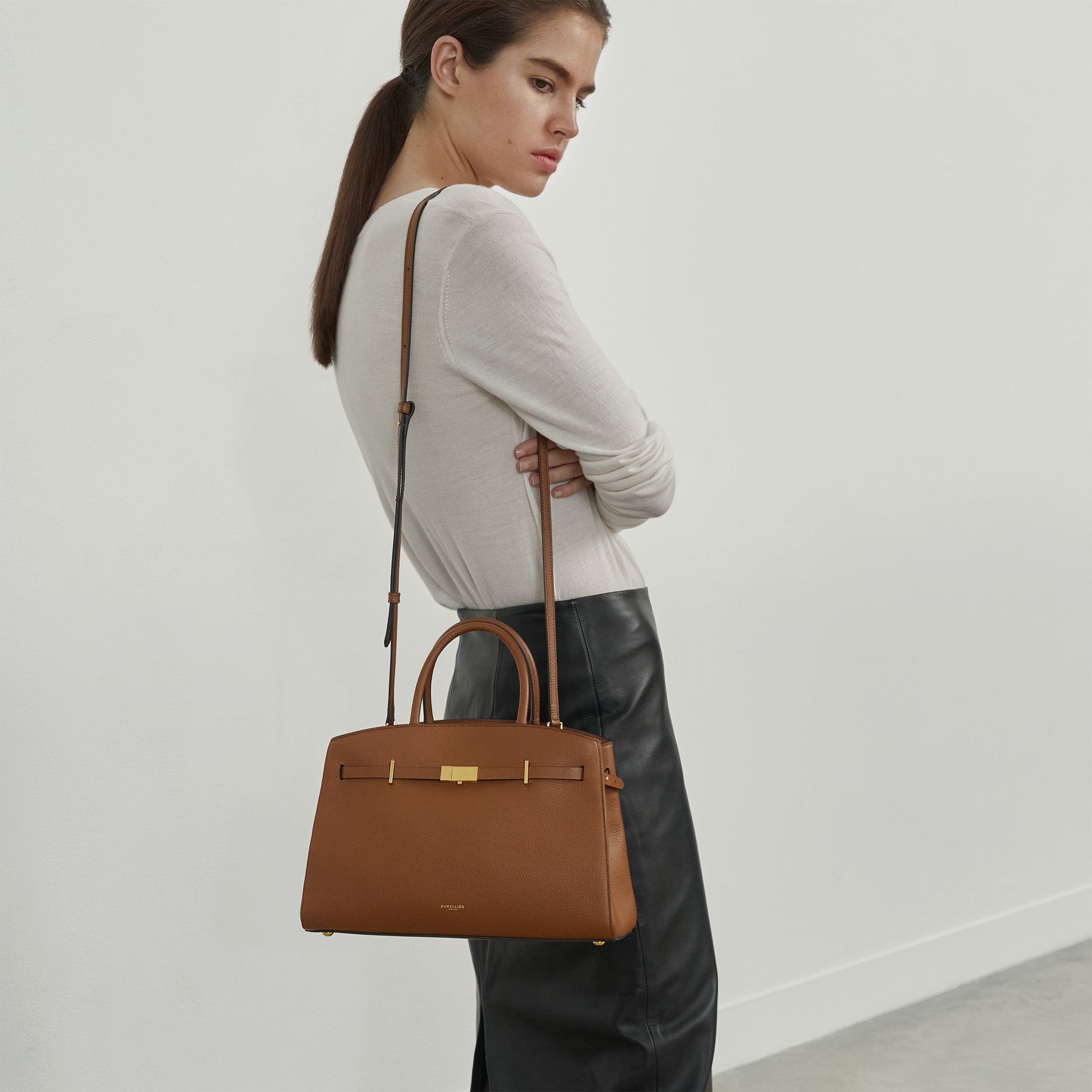 The Midi Hudson - tan small grain