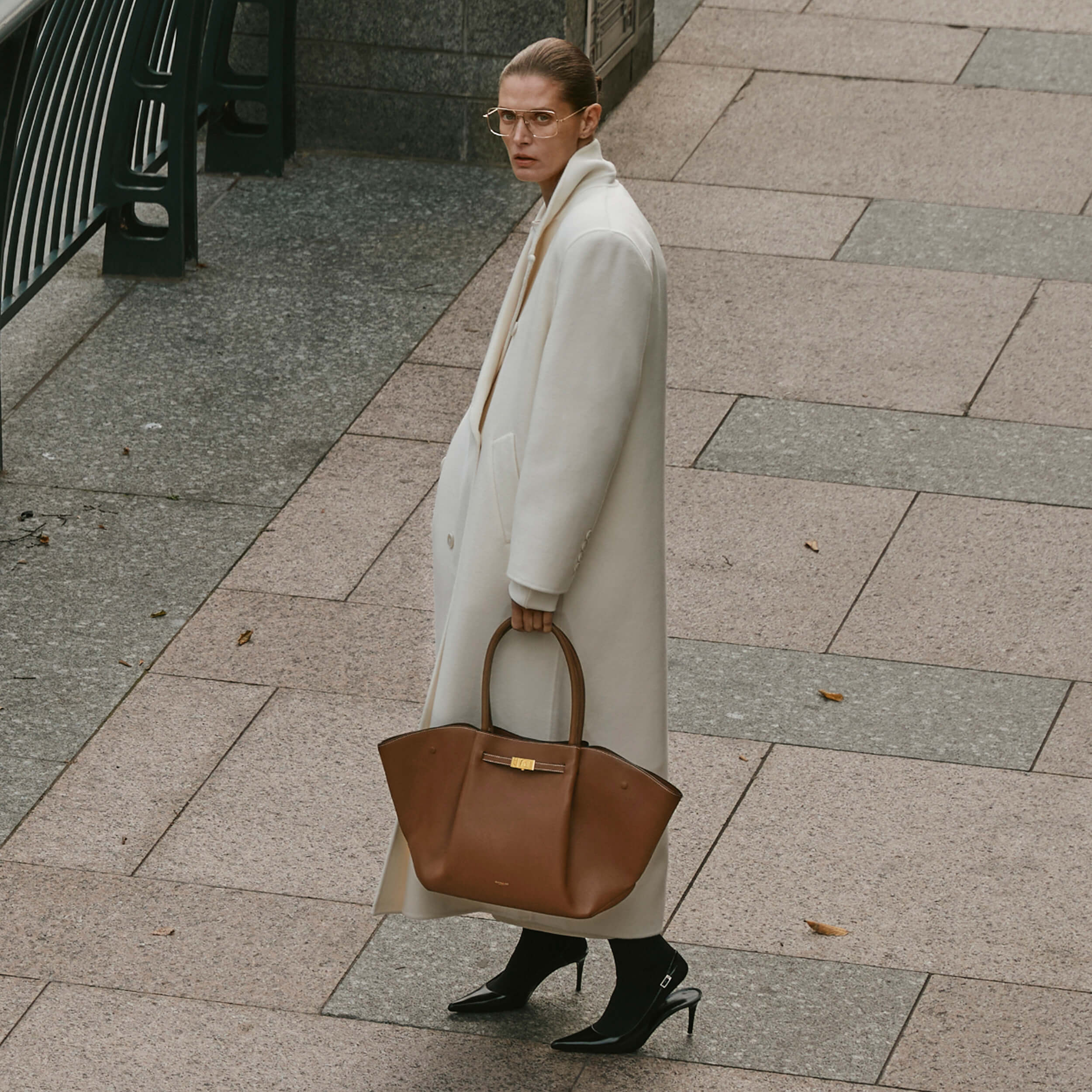 The New York - tan small grain ecru stitching