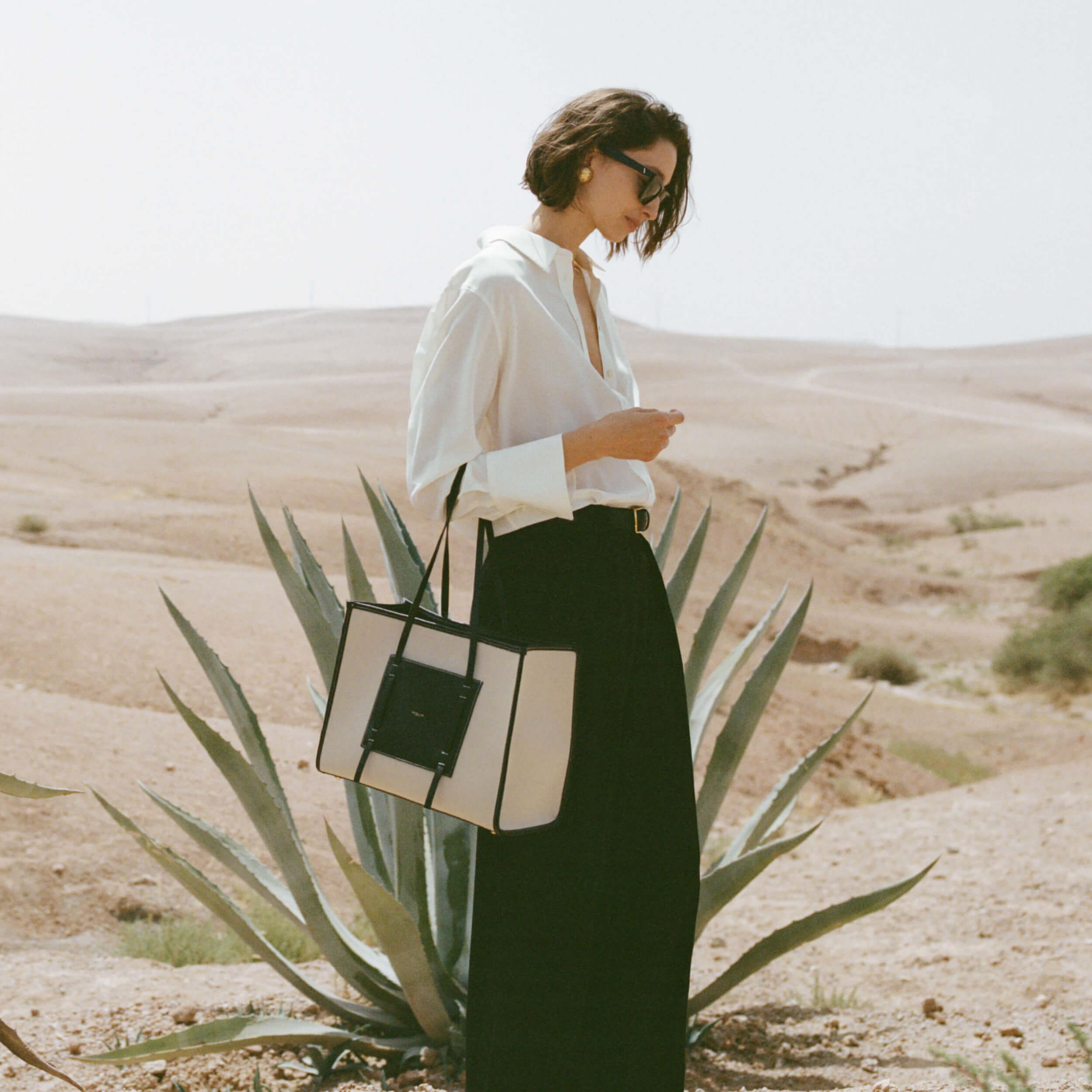 The Capri - salt & pepper canvas black smooth